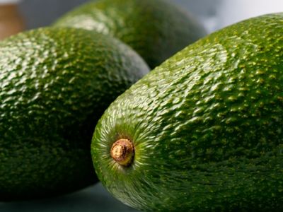 Как хранить целое и нарезанное авокадо