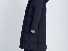 Пуховое пальто с капюшоном и воротником-стойкой