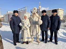 Якутские полицейские поздравили народных мастериц с наступающим 8 Марта