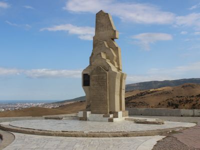 Обелиск строителям дороги Порт-Петровск - Темирхан - Шура