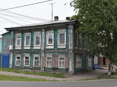 Деревянные жилые дома конца XIX века с глухой и пропильной резьбой карнизов, наличников и воротами с оригинальными декором "солнышко"