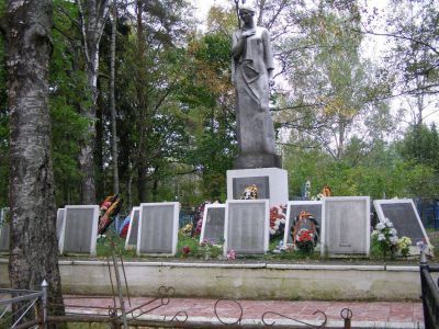 Тринадцать братских могил на городском кладбище г. Осташкова (могилы с № 1 по № 13. На могилах установлены бетонные обелиски), братская могила № 1