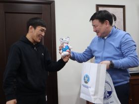 «Бороться как лев»: чемпиона первенства Европы Льва Павлова чествовали в Минспорте Якутии