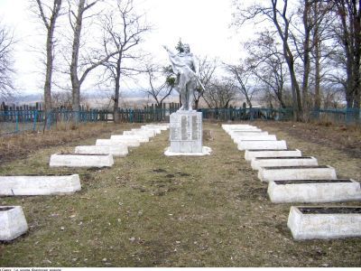 Воинское кладбище, где захоронено 52 советских воина, погибших в боях с немецко-фашистскими захватчиками