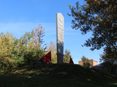 Памятное место, где в 1942 г. партизаны 1-й Клетнянской бригады разгромили авторемонтные мастерские гитлеровцев