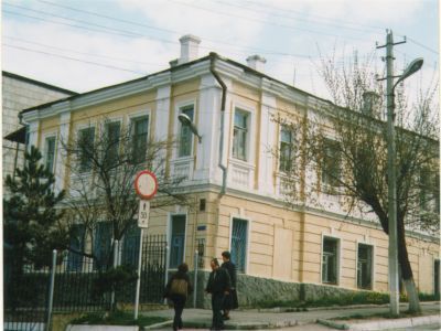 Дом доходный П.В. Долинского. Здесь размещалась Губернская чертежная, в которой работал губернский землемер В.И. Тюменев, составивший в 1910 г. первый генеральный план г. Новороссийска