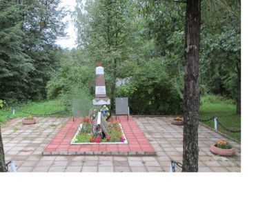 Братская могила воинов Советской Армии, погибших в 1944 г.