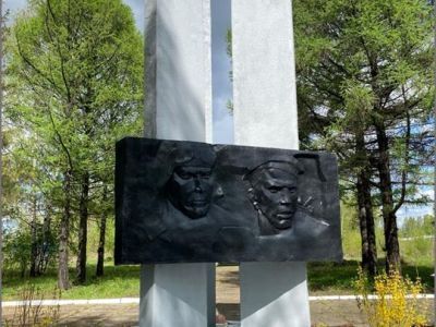 Памятник – обелиск в честь боевой и трудовой славы работников ярославского завода синтетического каучука в годы Великой Отечественной войны 1941 – 1945 годов