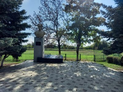 Памятник (бюст) Герою Советского Союза Иванову Х.Т. (на постаменте)