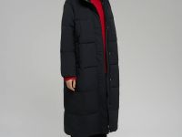 Утепленное пальто с капюшоном и воротником-стойкой