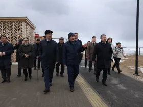 Айсен Николаев посетил набережную «Поющие пески» в Вилюйске