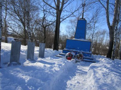 Памятник воинам, погибшим в Великой Отечественной войне 1941-1945 гг. Обелиск высотой 3 м. Сооружен из железобетона