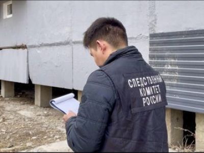 Следователи устанавливают обстоятельства падения ребенка из окна в городе Якутске