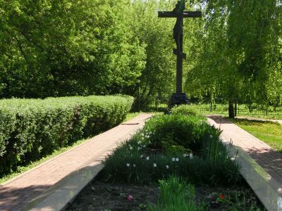 Братская могила и памятник «Распятие»