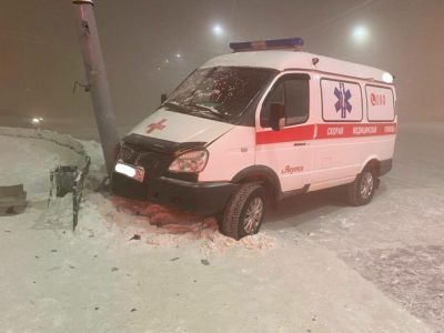 В Якутске автомобиль скорой помощи врезался в светофор. Есть пострадавший