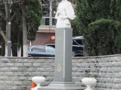 Памятник Лесе Украинке, 2004 г., скульптор В.Е. Суханов