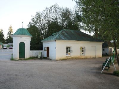 Каменка с кирпичной оградой