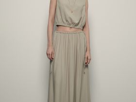 Укороченный топ без рукавов с резинкой по низу