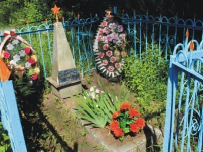 Братская могила советских воинов, погибших в боях с фашистскими захватчиками