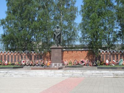 Братская могила трех офицеров Советской Армии, погибших в боях с немецко-фашистскими захватчиками. Установлен гранитный обелиск