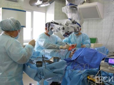 В Якутии впервые провели операцию микроскопом нового поколения пациенту с разрывом аневризмы