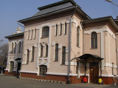 Здание бывшего Никольско-Уссурийского Народного дома (дом, в котором в 1917-1918 гг. работал Никольск-Уссурийский Совет рабочих депутатов)