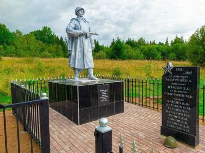 Братская могила советских воинов, погибших в боях с фашистами