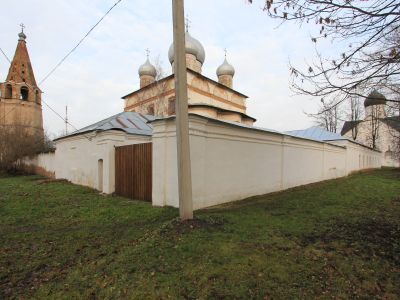 Ограда с двумя воротами и калиткой