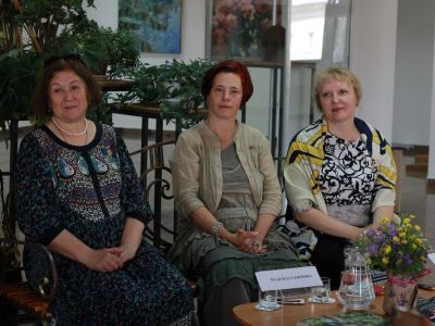 Группа московских художников приехала в Якутск с передвижной выставкой «В моем саду»