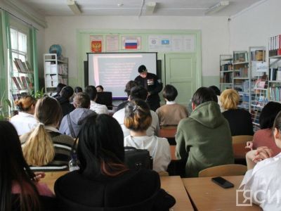 Студентам Якутского технологического техникума провел урок мужества сотрудник ОМОН