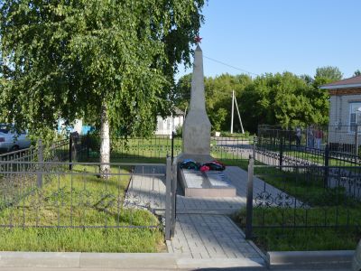 Братская могила советских воинов, погибших в боях с фашистскими захватчиками в 1943 году. Захоронено 13 человек, установлены имена 2 человек. Обелиск