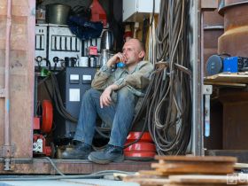 Сварщик из Татарстана работает на площадке строительства Ленского моста