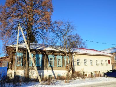 Двухэтажный дом (первый этаж - каменный, второй - деревянный)