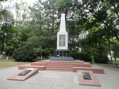 Братская могила советских воинов и жителей станицы, погибших и замученных фашистскими оккупантами