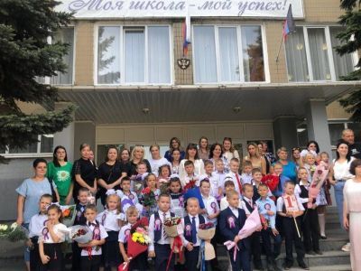 В День знаний в школе Кировского прошла торжественная линейка