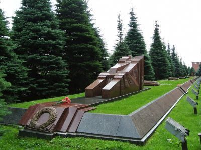 Две братские могилы, в которых похоронены: В.М.Загорский, А.Ф.Николаева, И.М.Игнатова, М.Волкова, Н.Н.Кропотов, А.Халдина, Г.В.Титов, Г.Н.Разоренов-Никитин, А.К.Сафонов, Колбин, Кваш, В.Н.Подбельский, А.А.Кучутенков, Я.Вальдовский, Е.Ф.Арманд (Инесса), Дж