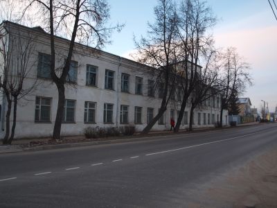 Дом жилой с торговыми лавками