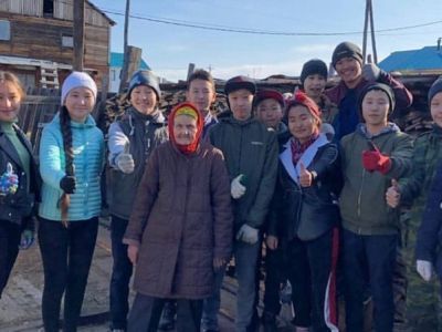 Внимание и забота. Нюрбинские лицеисты оказали помощь пожилым людям