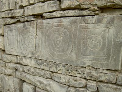 Камень с пиктограммой ("Древо жизни")