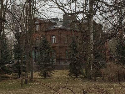 Жилой дом с участком парка