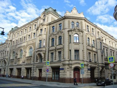 Доходный дом И.Г.Хрящева - В.И.Варгина - Серпуховского городского общества, 1760-1772 гг., 1780-е гг., 1888 г., 1901-1904 гг., архитекторы М.Ф.Казаков, Р.И.Клейн