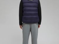 Утепленный жилет со съемным капюшоном