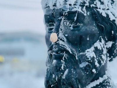 К восстановлению памятника Семену Дежневу привлекут скульптора