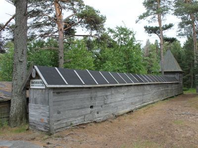 Угловая деревянная башенка и часть стены