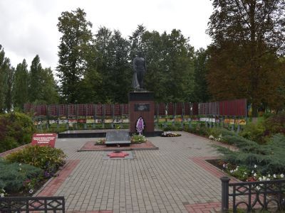 Братская могила советских воинов, погибших в боях с фашистскими захватчиками в 1943 году. Захоронено 55 человек, имена 25 человек установлены. Скульптура советского воина