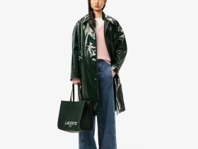 Женский шерстяной свитер Lacoste свободного кроя с v-образным вырезом