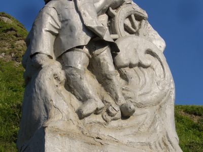 Монумент труженикам моря, установленный в честь трудовых подвигов сахалинцев и курильчан