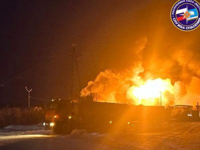 С места пожара в Среднеколымске эвакуировали 20 человек