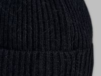 Вязаная шапка с козырьком из шерсти