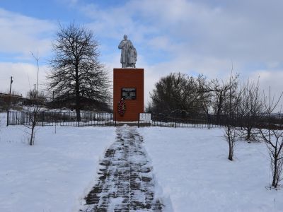 Братская могила советских воинов, погибших в боях с фашистскими захватчиками в 1943 году. Захоронено 19 человек, имена 3 человек установлены. Скульптура советского воина